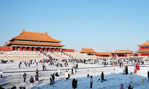 Visitors in a snow-covered palace courtyard