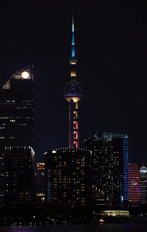 The Oriental Pearl Tower across the river at night